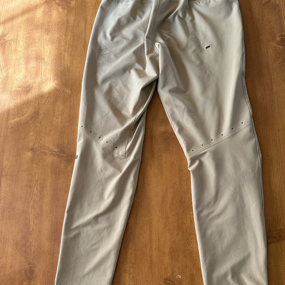 Lululemon License to train cargo men’s joggers- Tan Size Small, slightly used - Picture 3 of 5
